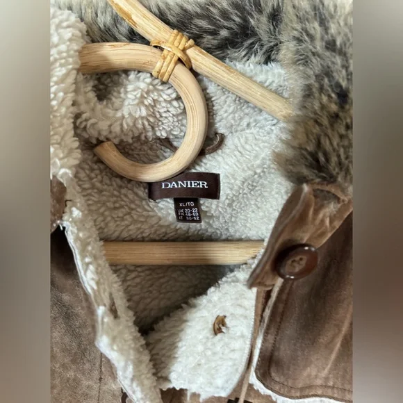 Danier leather jacket - Picture 5 of 7